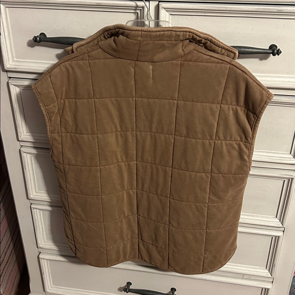 Crazy Consuela Quilted Vest size medium, brand new-never worn - Picture 4 of 4
